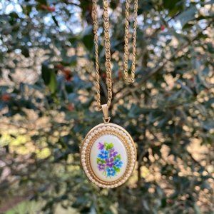 Vtg Avon hand painted porcelain necklace